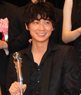 綾野剛の登場に会場も熱狂！