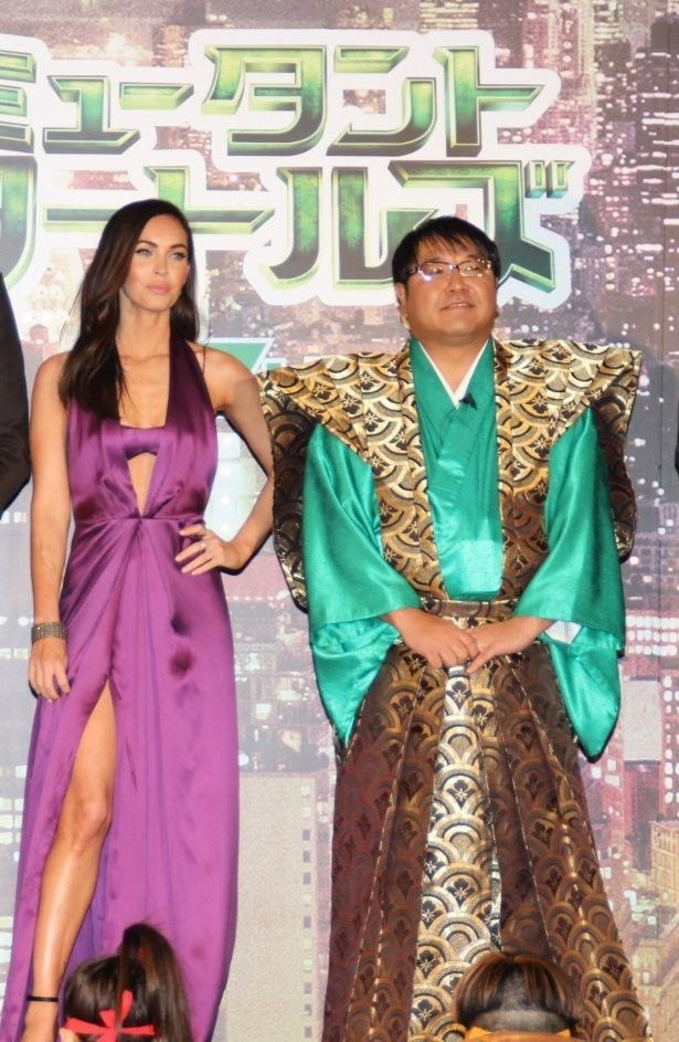 【写真を見る】ジャパンプレミアでのミーガン・フォックスは、大胆スリットのセクシードレスで美脚を披露