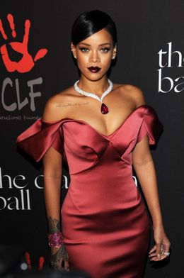 鮫と泳ぐグラビア写真を披露したリアーナ