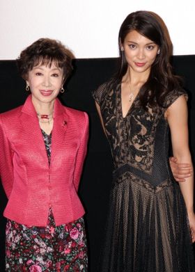 『マンゴーと赤い車椅子』で共演した秋元才加と三田佳子