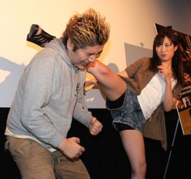 武田梨奈、吉田豪の質問攻めにハイキック!?