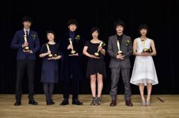 キャスト部門受賞者一同。左から東出昌大、小林聡美、綾野剛、安藤サクラ、池松壮亮、門脇麦