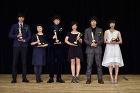 キャスト部門受賞者一同。左から東出昌大、小林聡美、綾野剛、安藤サクラ、池松壮亮、門脇麦