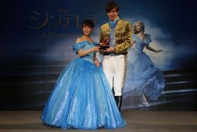 高畑充希と城田優がシンデレラとプリンスをイメージした衣装で登場！