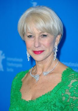 グリーンのタイトなドレスで登場した69歳のヘレン・ミレン