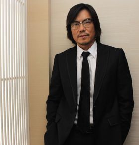 豊川悦司に榮倉奈々との“足キスシーン”秘話を聞いた