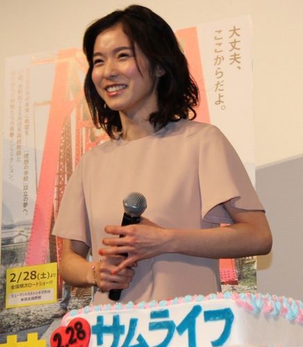 松岡茉優、20歳のサプライズ誕生祝いに照れまくり！