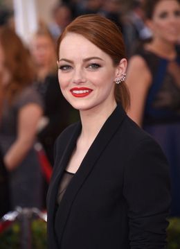 エマ・ストーンは肌をなめらかにし、新しい肌をよみがえらせるレーザートリートメントの施術を受けたという