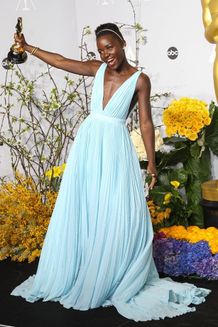 昨年、助演女優賞を受賞した際のルピタ・ニョンゴ。ブルーのドレスが似合う！