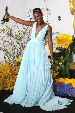 昨年、助演女優賞を受賞した際のルピタ・ニョンゴ。ブルーのドレスが似合う！