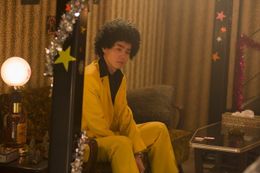 『明烏 あけがらす』で情けないアフロ姿を披露している菅田将暉