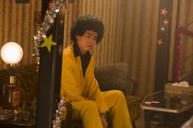 『明烏 あけがらす』で情けないアフロ姿を披露している菅田将暉