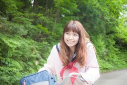 青葉役の二階堂ふみ。ピンクのカーディガンとセーラー服姿がカワイイ！