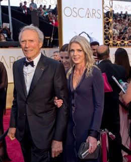 クリント・イーストウッド監督が新恋人クリスティーナ・サンデラとレッドカーペットに登場！