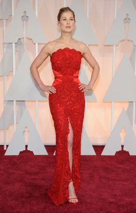 今年最も評価されているロザムンド・パイクのジバンシィのクチュールドレス