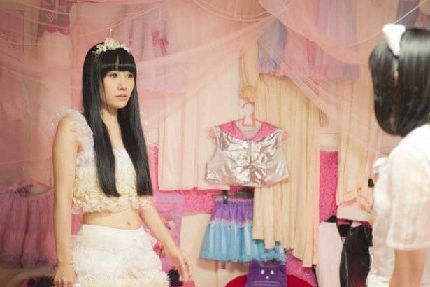 “ももちゃん14才”としてカリスマ的な人気を誇るモデルの緑川百々子