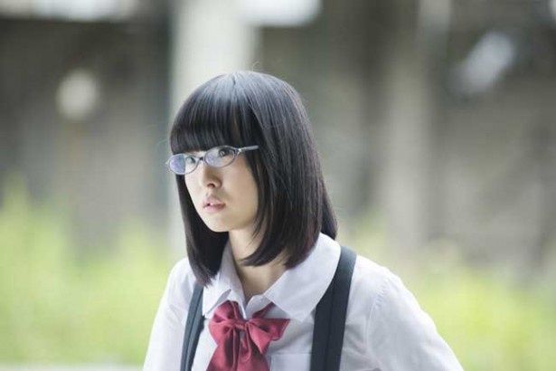イツ子は父親の作った歌とダンスをネット配信している少女