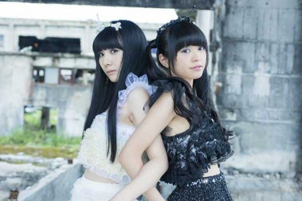木星からの使者を演じる緑川百々子(写真左)と永井亜子(写真右)