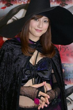 魔女っ子コスプレにご満悦の杉本有美