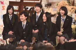 2月27日(金)の「A-Studio」にももいろクローバーZが主演映画「幕が上がる」の制服姿で登場(写真左から有安杏果、百田夏菜子、佐々木彩夏、高城れに、玉井詩織)