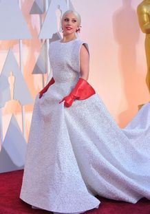 ワーストドレッサー1位はレディー・ガガのアズディン・アライアのドレスと赤いロンググローブ