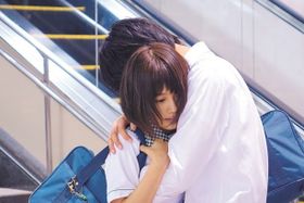 不意打ちのハグ！突然の出来事に仁菜子(有村架純)は動揺