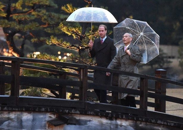 浜離宮恩賜庭園を舛添都知事と歩くウィリアム王子