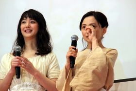 永作博美と佐々木希が監督の手紙に感涙