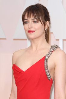 ISを風刺したパロディコントに出演したダコタ・ジョンソン