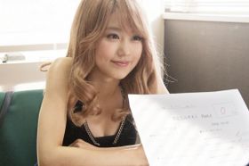 胸元がセクシー！露出度高めのギャル姿を公開