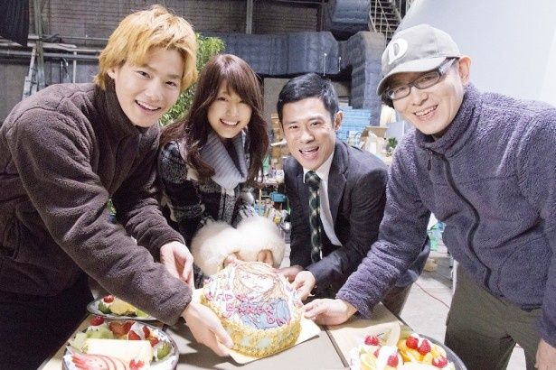 【写真を見る】有村架純、『映画 ビリギャル』撮影現場で誕生日をお祝い！伊藤淳史、野村周平とニッコリ