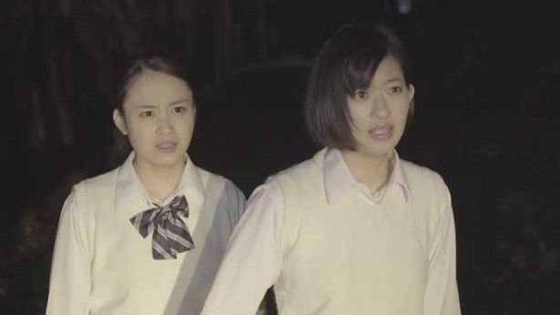 演劇部員のオシロを演じるのは元9nineの下垣真香(写真左)