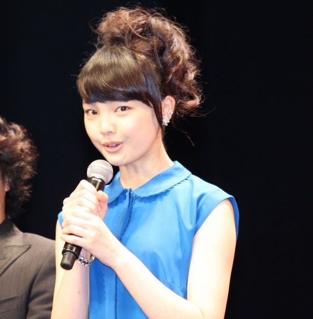 奥田愛美役を演じる上原実矩