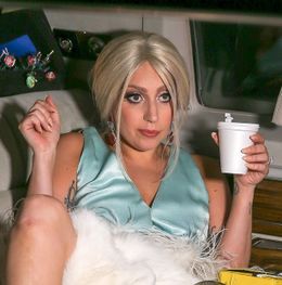 撮影中に乳房を露出してしまったレディー・ガガ