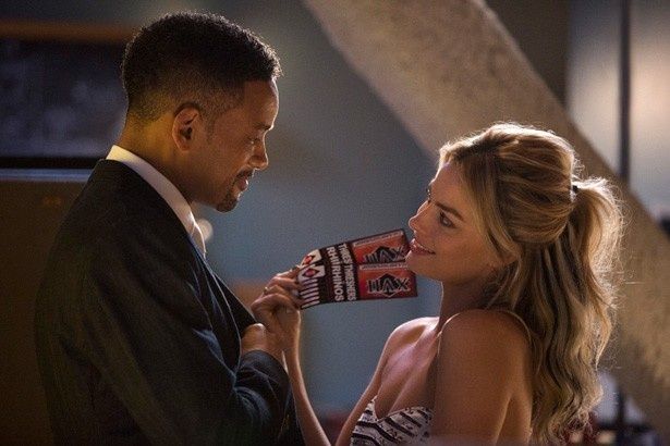 【写真を見る】ヒロインのマーゴット・ロビーもセクシーにダマす！
