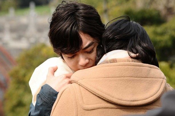 主人公の泉新一を演じる染谷将太
