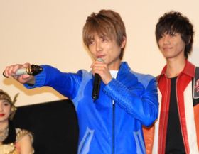 杉浦太陽、「コスモス！」と変身ポーズを披露！