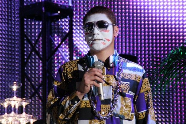 何かがダサいセレブDJ役の吹替をしたゴールデンボンバーの樽美酒研二