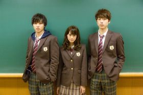 抜群のチームワークを見せる(左から)寺坂利太役の山崎賢人、松崎はとり役の桐谷美玲、弘光廣祐役の坂口健太郎