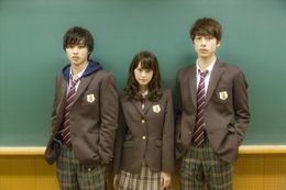 ブレザーにパーカーという個性的なスタイルが光る、山崎賢人(写真左)演じる利太の制服姿