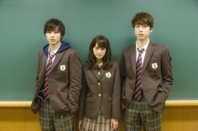 ブレザーにパーカーという個性的なスタイルが光る、山崎賢人(写真左)演じる利太の制服姿