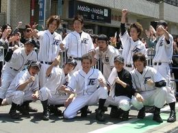 市原隼人らニコガクメンバーたちが、二子玉川の商店街で凱旋パレードを行った