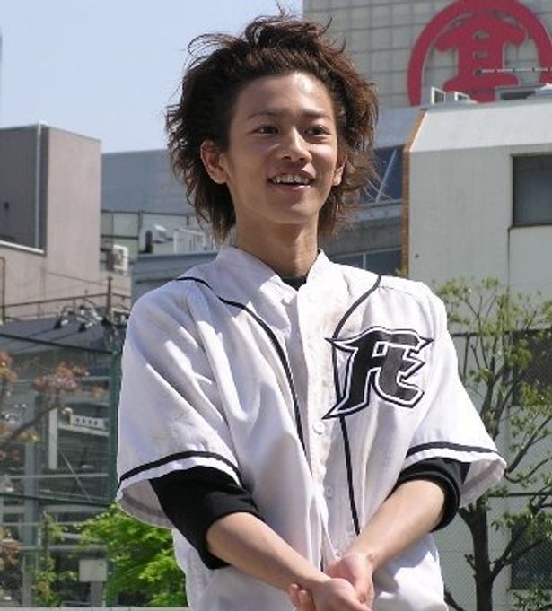 佐藤健がホームランを打ち、満面の笑み！