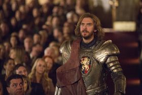 中世の騎士ランスロット(ダン・スティーヴンス)の視線の先にいるのは誰？