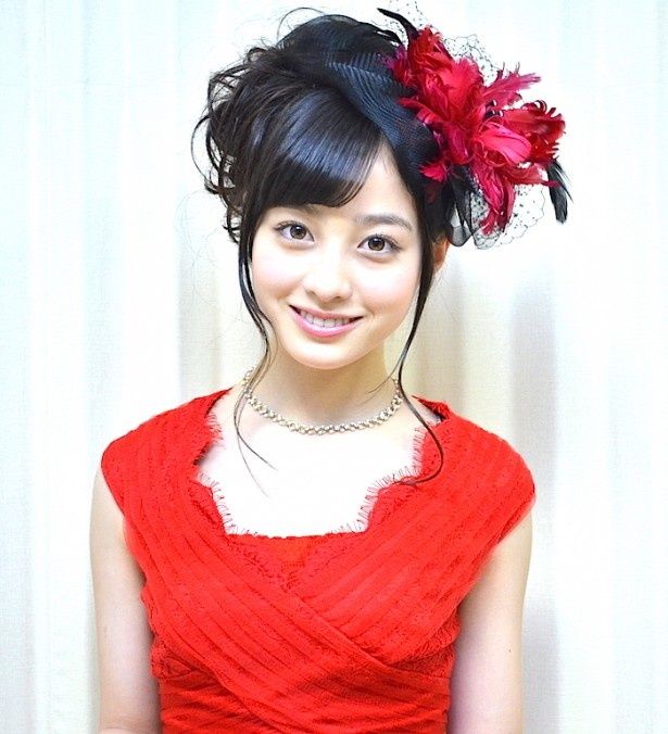 【写真を見る】橋本環奈が大人っぽいドレス姿で登場！武器と弱点を明かす