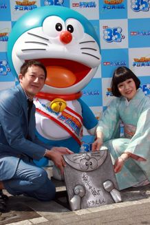 『映画ドラえもん』の手形が、合歓の広場に登場