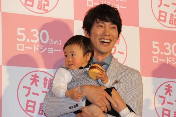 笑顔でぺ～をだっこする佐々木蔵之介
