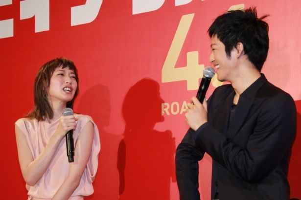 【写真を見る】戸田恵梨香が松坂桃李に大ウケ！
