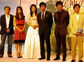 左から・西谷弘監督、戸田恵梨香、天海祐希、織田裕二、佐藤浩市、原作者の真保裕一