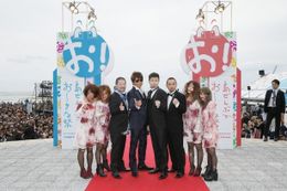 哀川翔、品川監督らがZガールズたちと記念撮影